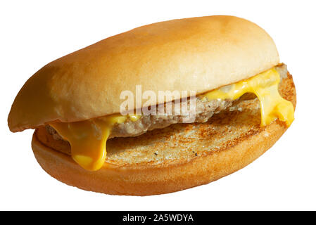 Saftige Burger mit Käse mit einem freien Platz auf der rechten Seite auf weißem Hintergrund Stockfoto