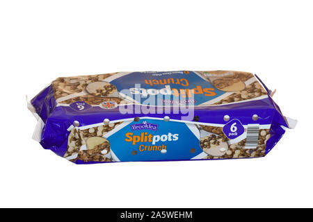 Brooklea Splitpots Joghurt Crunch auf isolierten weißen Hintergrund Stockfoto