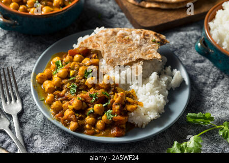 Hausgemachte indische Kichererbsen Chana Masala mit Reis und Roti Stockfoto