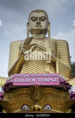 Kandy/Sri Lanka - 5. August 2019: Kandy - Die große Buddha Statue (Bahirawakanda Vihara Buddha Statue) auf der Spitze des Berges in Kandy, Sri Lanka. Stockfoto