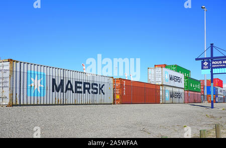 FREMANTLE, Australien - 3 May 2019 - Ansicht der Transportbehälter von Maersk und andere Reedereien bis in den Hafen von Fremantle in der Nähe von Perth gestapelt in W Stockfoto