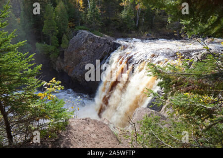 Illgen fällt auf die Taufe River im Norden von Minnesota Ufer im Herbst Stockfoto