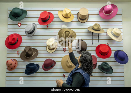 Millinery, San Miguel Hüte shop, 11 Straße Nr. 8-88, Bogotá, Kolumbien Stockfoto