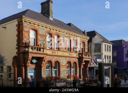 Fassade der Bank of Ireland branch Gebäude durch die Abendsonne in der oberen Hauptstraße, Letterkenny, County Donegal, Irland beleuchtet. Stockfoto