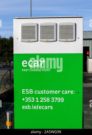 Von außen ein e Auto schnell point Grün und Weiß in Irland., ESB e Auto Ladestationen. Stockfoto