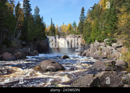 Illgen fällt auf die Taufe River im Norden von Minnesota Ufer im Herbst Stockfoto