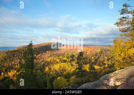 Am frühen Morgen Blick von Oberg Berg der Berge entlang des Lake Superior im Herbst Stockfoto