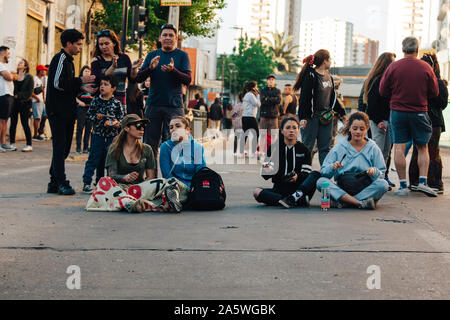 QUILPUÉ, CHILE - 20. Oktober 2019 - Die Menschen protestieren friedlich in den Straßen von Quilpué während der Proteste der "Evade" Bewegung gegen die Regierung Stockfoto