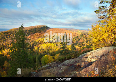 Am frühen Morgen Blick von Oberg Berg der Berge entlang des Lake Superior im Herbst Stockfoto