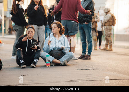 QUILPUÉ, CHILE - 20. Oktober 2019 - Die Menschen protestieren friedlich in den Straßen von Quilpué während der Proteste der "Evade" Bewegung gegen die Regierung Stockfoto