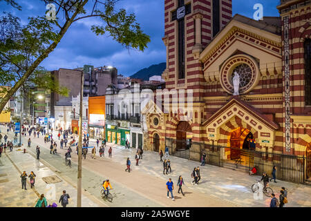 Carrera 7 oder Carrera septima und Iglesia de Nuestra Señora de las Nieves oder Nuestra Señora de las Nieves Kirche, Bogota, Kolumbien Stockfoto