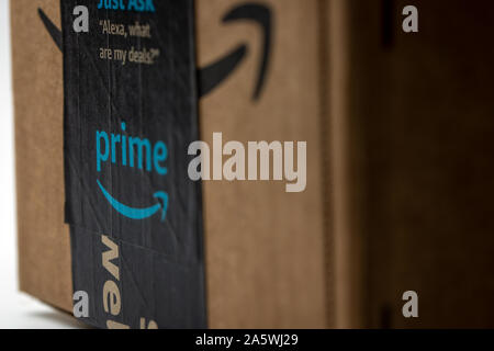 Nahaufnahme von Amazon Prime Versandkarton Stockfoto