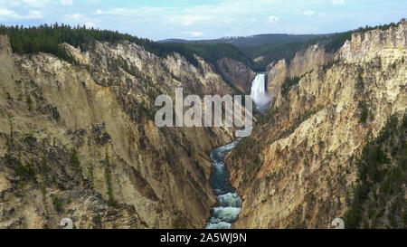 Untere Yellowstone fällt als vom Artist Point in Yellowstone gesehen Stockfoto