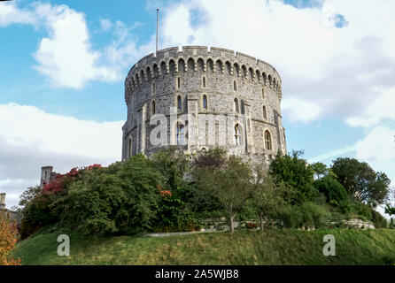 LONDON, ENGLAND - Oktober, 4 2017 Low Angle View der runde Turm im Schloss Windsor Stockfoto
