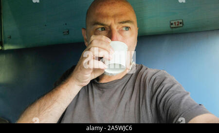 Erfrischende sweet Chai Tee serviert wallahs In einem Sleeper class Beförderung von Mysuru nach Pondicherry. Stockfoto