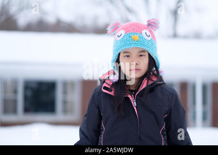 Winter Portrait von Kind Mädchen mit Strickmütze Stockfoto