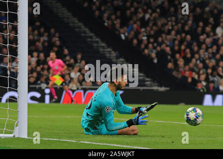 London, Großbritannien. 22 Okt, 2019. Tottenham Paulo Gazzaniga Torwart macht eine Speichern während der UEFA Champions League Match zwischen den Tottenham Hotspur und Roter Stern Belgrad, bei Tottenham Hotspur Stadium, London England. Credit: ESPA/Alamy leben Nachrichten Stockfoto
