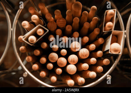 Drum Sticks - Vorderansicht auf dem Regal eines Music Store Stockfoto