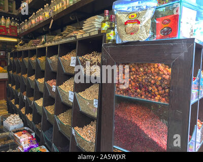 Verschiedene getrocknete Nüsse und Früchte zum Verkauf in Basar, Teheran, Iran angezeigt werden. Stockfoto