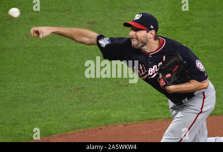 Houston, USA. 22 Okt, 2019. Washington Angehörigen des Kruges Max Scherzer wirft gegen die Houston Astros im ersten Inning während der World Series Game 1 im Minute Maid Park in Houston, Texas am Dienstag, 22. Oktober 2019. Die Angehörigen spielen in der ersten Franchise World Series, während der favorisierte Astros ihren zweiten Titel in drei Jahren suchen. Foto von Kevin Dietsch/UPI Quelle: UPI/Alamy leben Nachrichten Stockfoto