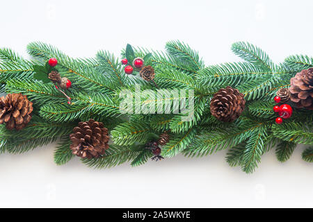Urlaub Weihnachten Karte Hintergrund mit festlichen Dekoration Kugel, Sterne, Schneeflocken, Geschenkbox, Tannenzapfen auf einem weißen Hintergrund von Flach, Ansicht von oben. Stockfoto