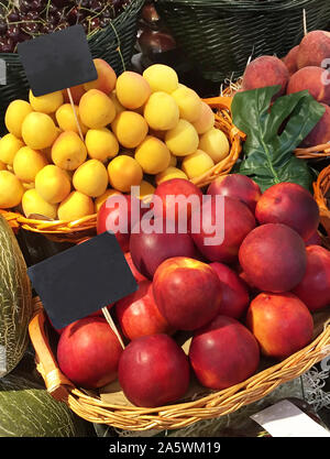 Früchte angezeigt zum Verkauf im Supermarkt mit Namen in Englisch. Stockfoto
