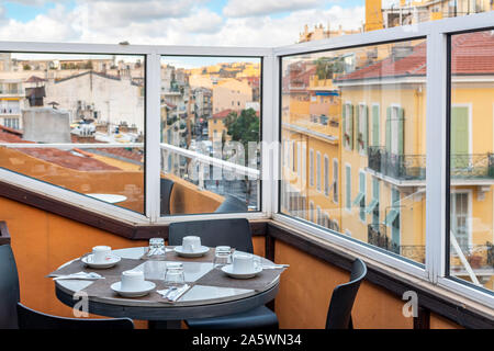 Blick auf die Stadt Nizza, Frankreich, am Mittelmeer Cote d'Azur von einem Café auf dem Dach eine Terrasse. Stockfoto
