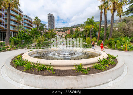 Die abfallenden, gepflegten Casino Gärten und Brunnen, gestaltet von Adouard Andre, mit hinter der Stadt in Monte Carlo, Monaco. Stockfoto