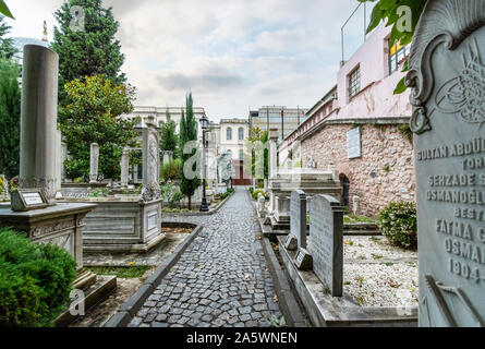 Historischen Innenhof der Ahmet Tevfik Pasa Grab mit Marmor Grabsteine, Gräber und Gedenkstätten gefüllt der Türkei zum Fürsten und Sultane. Stockfoto