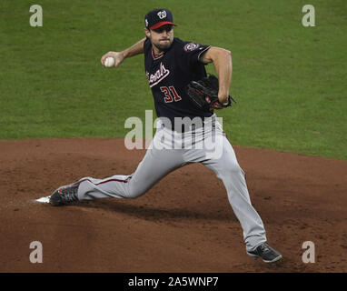 Houston, USA. 22 Okt, 2019. Washington Angehörigen des Kruges Max Scherzer wirft gegen die Houston Astros im ersten Inning während der World Series Game 1 im Minute Maid Park in Houston, Texas am Dienstag, 22. Oktober 2019. Die Angehörigen spielen in der ersten Franchise World Series, während der favorisierte Astros ihren zweiten Titel in drei Jahren suchen. Foto von trask Smith/UPI Quelle: UPI/Alamy leben Nachrichten Stockfoto