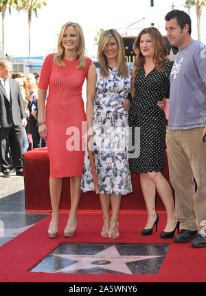 LOS ANGELES, Ca. Februar 22, 2012: LtoR: Malin Akerman, Jennifer Aniston, Kathryn Hahn & Adam Sandler auf dem Hollywood Boulevard, wo Aniston mit der 2.462 nd Stern auf dem Hollywood Walk of Fame geehrt wurde. © 2012 Paul Smith/Featureflash Stockfoto