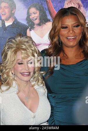 LOS ANGELES, Ca. Januar 09, 2012: Dolly Parton & Queen Latifah (rechts) bei der Weltpremiere des neuen Films "Joyful Noise" am Grauman's Chinese Theater, Hollywood. © 2012 Paul Smith/Featureflash Stockfoto