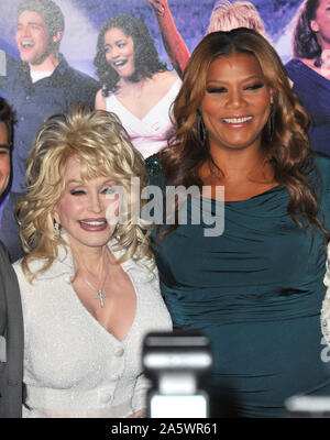 LOS ANGELES, Ca. Januar 09, 2012: Dolly Parton & Queen Latifah (rechts) bei der Weltpremiere des neuen Films "Joyful Noise" am Grauman's Chinese Theater, Hollywood. © 2012 Paul Smith/Featureflash Stockfoto