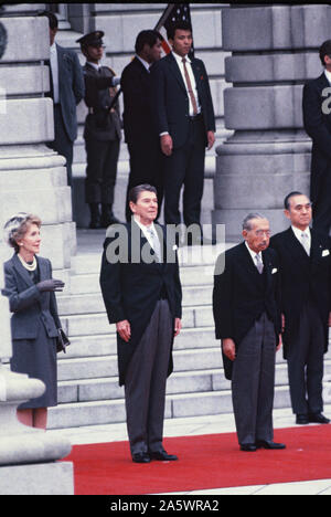 Präsident Ronald Reagan und Kaiser Hirohito an einer Begrüßungszeremonie im Akasaka Palast in Tokio im November 1983. Foto von Dennis Brack bb 71 Stockfoto