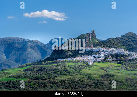 Zahara de la Sierra Luftaufnahme der mittelalterlichen Burg, Bergdorf und See in der Nähe von Sevilla Spanien Stockfoto