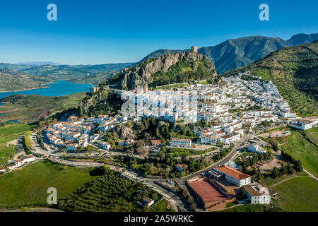 Zahara de la Sierra Luftaufnahme der mittelalterlichen Burg, Bergdorf und See in der Nähe von Sevilla Spanien Stockfoto