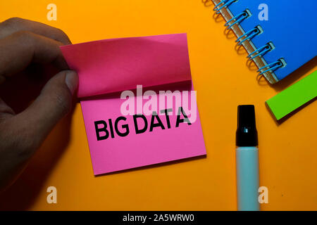 Big Data write auf Haftnotizen. Auf orange Tabelle Hintergrund isoliert Stockfoto
