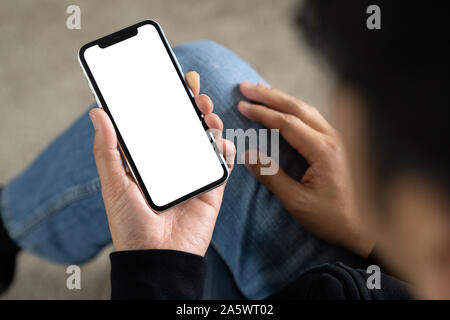 Mann mit smart phone weißer Bildschirm auf Startseite anzeigen Stockfoto