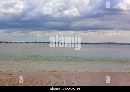 Vasco-da-Gama-Brücke an bewölkten Tag im Herbst in Lissabon, Portugal. Die längste europäische Brücke über den Fluss Tagus. Stockfoto