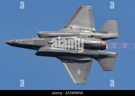 Unterseite der United States Air Force Lockheed Martin F-35 Lightning II fünfte Generation fighter in der nachbrenner. Stockfoto