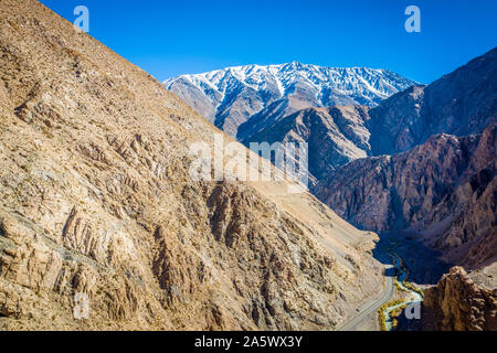 Eine einzigartige Fahrbahn durch den Pisco Elqui Valley, Coquimbo, Chile schneiden. Stockfoto