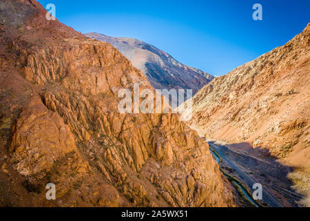 Eine einzigartige Fahrbahn durch den Pisco Elqui Valley, Coquimbo, Chile schneiden. Stockfoto