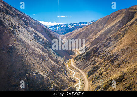 Eine einzigartige Fahrbahn durch den Pisco Elqui Valley, Coquimbo, Chile schneiden. Stockfoto