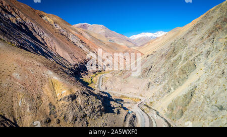 Eine einzigartige Fahrbahn durch den Pisco Elqui Valley, Coquimbo, Chile schneiden. Stockfoto