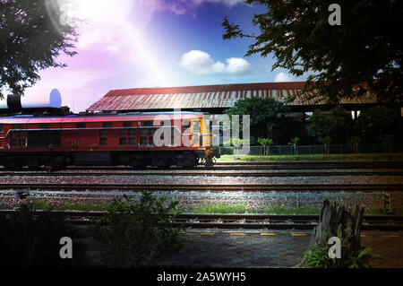 Lampang, Thailand: 13. September 2019: wunderschöne Diesel-elektrische Lokomotive mit Sonnenlicht. Lampang Station, Thailand Stockfoto