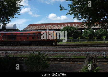 Lampang, Thailand: 13. September 2019: wunderschöne Diesel-elektrischen Lokomotive in Lampang station Stockfoto