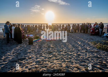 Ein Musiker unterhält eine Masse von Touristen am Strand, La Serena, Chile Stockfoto