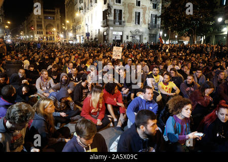 Barcelona Demonstrationen independantists nach dem Satz von Spanien Gericht halten im Gefängnis der Katalanischen Politik im Gefängnis seit 2017 Stockfoto