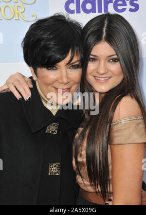 LOS ANGELES, Ca. März 18, 2012: Kris Jenner & Tochter Kylie Jenner bei der Weltpremiere von 'Mirror Mirror' am Grauman's Chinese Theater, Hollywood. © 2012 Paul Smith/Featureflash Stockfoto