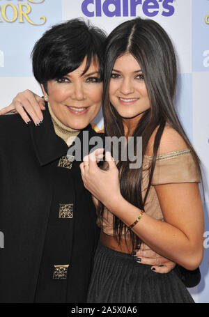 LOS ANGELES, Ca. März 18, 2012: Kris Jenner & Tochter Kylie Jenner bei der Weltpremiere von 'Mirror Mirror' am Grauman's Chinese Theater, Hollywood. © 2012 Paul Smith/Featureflash Stockfoto